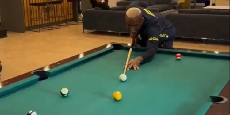 Anderson Talisca, bilardoda yeteneklerini sergiledi