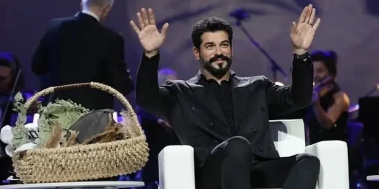 Burak Özçivit'in Yanına Oturmak 1 Milyon Dolar