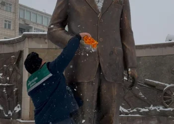 Kayseri'de Atatürk Anıtı'ndaki karları temizlediler