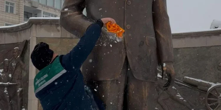 Kayseri'de Atatürk Anıtı'ndaki karları temizlediler