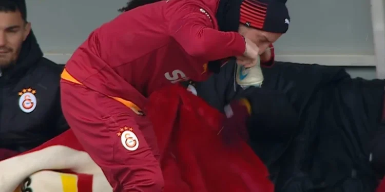 Mertens kramponlarını ısıtarak ilginç anlar yaşattı