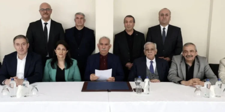 "Öcalan'ın Çağrısına Kandil'den Yanıt: Silah Bırakıldı"