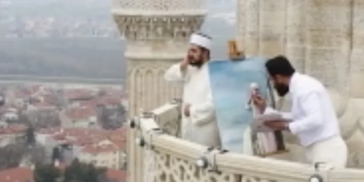 Edirne'de müezzin, cami minaresinin resmini yaptı