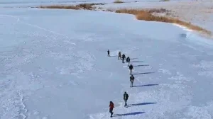 Bingöl'de göl dondu, doğaseverler üstünde yürüdü