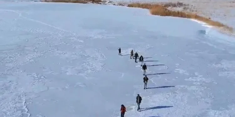 Bingöl'de göl dondu, doğaseverler üstünde yürüdü