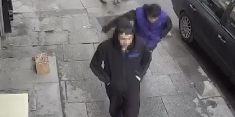 İstanbul’da yankesicilikle telefon çalan 2 kişi tutuklandı