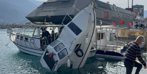 Hatay'da fırtınayla alabora olan tekne vinçle kurtarıldı