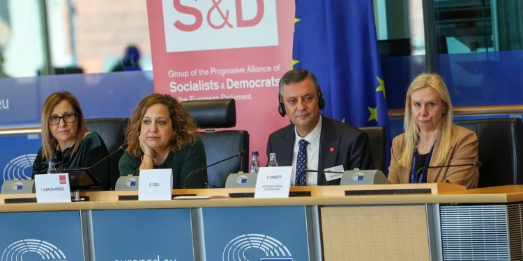 Özgür Özel, Brüksel'de Türkiye'yi eleştirdi: İtiraz ediyoruz