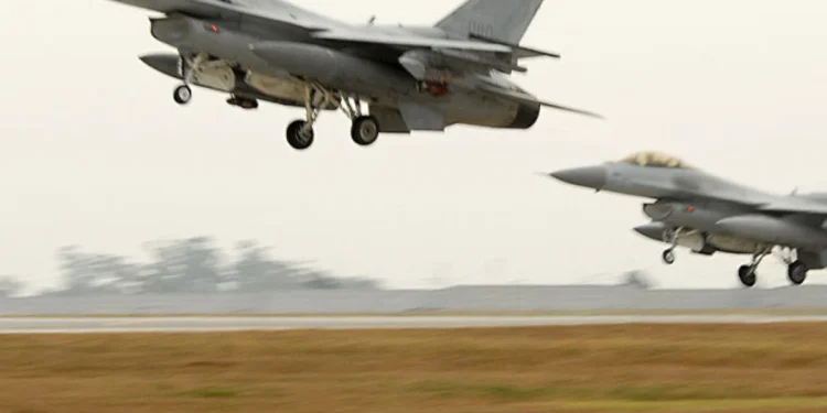 Güney Kore'de eğitimde yanlışlıkla sivil bölgeye bomba düştü