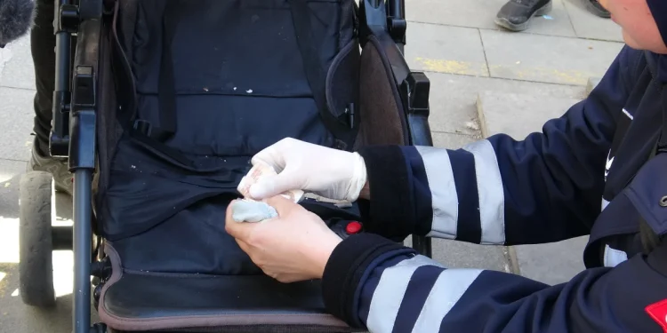 Antalya'da dilencinin paraları bebek arabasından çıktı