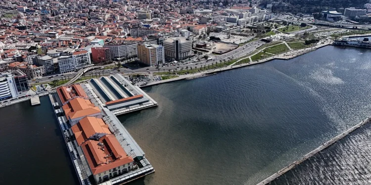 İzmir Büyükşehir Belediyesi Körfez'e atık su bıraktı
