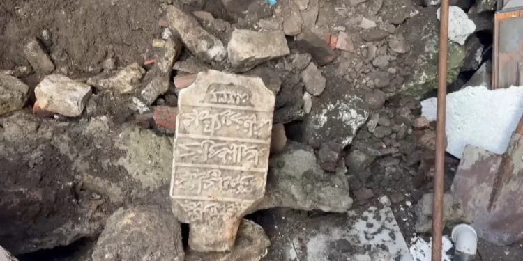 İstanbul'da bina duvarı çöktü, tarihi mezar taşı bulundu