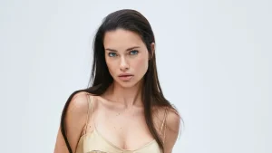 Doğum sonrası eleştirilen Adriana Lima, son haliyle büyüledi