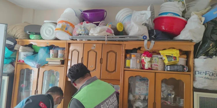 İstanbul’da yaşlı kadının evinden 6 kamyon çöp çıktı