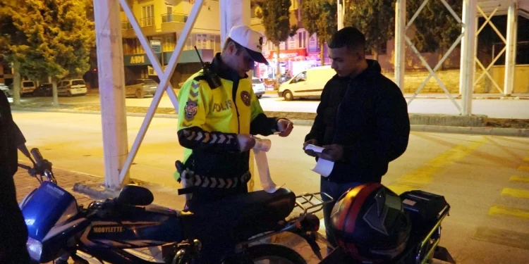 Burdur'da trafik polisi motosikletlilere uyarı yaptı
