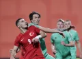 U21 Milli Takımı, Belarus’a 3-2 Yenilerek Mağlup Oldu U21 Milli Takımı, hazırlık maçında Belarus ile karşı karşıya geldi. Pendik'te oynanan heyecanlı karşılaşma, Türk futbolseverler için üzücü bir sonuçla sona erdi. 3-2’lik mağlubiyetle sahadan ayrılan milliler, karşılaşma boyunca zor anlar yaşadı. Maçın İlk Yarısında Eşitlik Maçın başında Belarus, 30. dakikada Ruslan Myalkovsky'nin attığı golle öne geçti. Ancak milliler, maça hızlı bir şekilde cevap vererek, 43. dakikada Semih Kılıçsoy'un golüyle durumu 1-1’e getirdi. İlk yarı bu skorla tamamlandı. İkinci Yarıda Zorlu Mücadele İkinci yarıda Belarus, 73. dakikada Kirill Tsepenkov’un golüyle tekrar öne geçti ve durumu 2-1 yaptı. U21 Milli Takımı, bu kez Burak İnce'nin sahneye çıkmasıyla eşitliği sağladı ve skor 2-2'ye geldi. Ancak Belarus, 87. dakikada bir kez daha Tsepenkov’un golüyle öne geçerek maçı 3-2 kazandı. İki Maçta Bir Galibiyet, Bir Mağlubiyet U21 Milli Takım, bu hazırlık maçında mağlup olmasına rağmen, milli arada oynadığı diğer hazırlık maçını 2-1 kazanmıştı. Ümit Milli Takımı'nın Kosova'yı 2-1 yenerek iyi bir performans sergilemesi, Türk futbolunun geleceği adına umut verici oldu. U21 takımı, bu hazırlık sürecinde bir galibiyet ve bir mağlubiyet almış oldu. Maçı Solskjaer de İzledi Beşiktaş Teknik Direktörü Ole Gunnar Solskjaer de Pendik’te oynanan bu mücadelenin tribünden izleyicisi oldu. Solskjaer, genç oyuncuların performansını dikkatle takip etti. Maç sonunda, hem oyuncular hem de teknik ekip, önemli tecrübeler kazandıklarını belirtti. Bu hazırlık maçları, U21 Milli Takımı için büyük bir deneyim oldu ve gelecekteki karşılaşmalar için strateji geliştirilmesi adına önemli dersler çıkardı.
