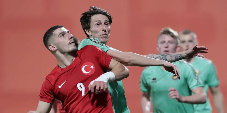 U21 Milli Takımı, Belarus’a 3-2 Yenilerek Mağlup Oldu U21 Milli Takımı, hazırlık maçında Belarus ile karşı karşıya geldi. Pendik'te oynanan heyecanlı karşılaşma, Türk futbolseverler için üzücü bir sonuçla sona erdi. 3-2’lik mağlubiyetle sahadan ayrılan milliler, karşılaşma boyunca zor anlar yaşadı. Maçın İlk Yarısında Eşitlik Maçın başında Belarus, 30. dakikada Ruslan Myalkovsky'nin attığı golle öne geçti. Ancak milliler, maça hızlı bir şekilde cevap vererek, 43. dakikada Semih Kılıçsoy'un golüyle durumu 1-1’e getirdi. İlk yarı bu skorla tamamlandı. İkinci Yarıda Zorlu Mücadele İkinci yarıda Belarus, 73. dakikada Kirill Tsepenkov’un golüyle tekrar öne geçti ve durumu 2-1 yaptı. U21 Milli Takımı, bu kez Burak İnce'nin sahneye çıkmasıyla eşitliği sağladı ve skor 2-2'ye geldi. Ancak Belarus, 87. dakikada bir kez daha Tsepenkov’un golüyle öne geçerek maçı 3-2 kazandı. İki Maçta Bir Galibiyet, Bir Mağlubiyet U21 Milli Takım, bu hazırlık maçında mağlup olmasına rağmen, milli arada oynadığı diğer hazırlık maçını 2-1 kazanmıştı. Ümit Milli Takımı'nın Kosova'yı 2-1 yenerek iyi bir performans sergilemesi, Türk futbolunun geleceği adına umut verici oldu. U21 takımı, bu hazırlık sürecinde bir galibiyet ve bir mağlubiyet almış oldu. Maçı Solskjaer de İzledi Beşiktaş Teknik Direktörü Ole Gunnar Solskjaer de Pendik’te oynanan bu mücadelenin tribünden izleyicisi oldu. Solskjaer, genç oyuncuların performansını dikkatle takip etti. Maç sonunda, hem oyuncular hem de teknik ekip, önemli tecrübeler kazandıklarını belirtti. Bu hazırlık maçları, U21 Milli Takımı için büyük bir deneyim oldu ve gelecekteki karşılaşmalar için strateji geliştirilmesi adına önemli dersler çıkardı.