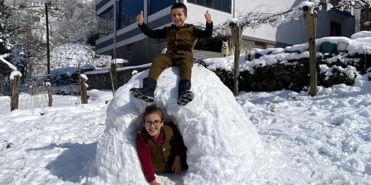 Artvin'de Kardeşler, Kar Üzerinde Güreş Çalışması Yaptı
