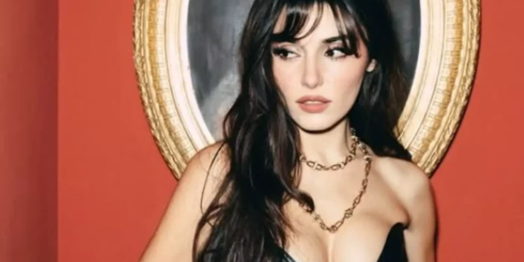 Hande Erçel, Paris Moda Haftası’nda şıklığıyla büyüledi