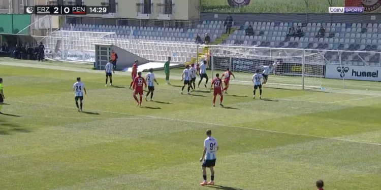 Erzurumspor-Pendikspor maçında Mustafa Yumlu'nun hareketi