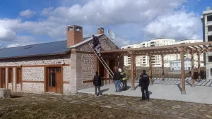 Erzurum’da Çatıya Çıkma Yarışına Giren Gençler, Mahsur Kaldı