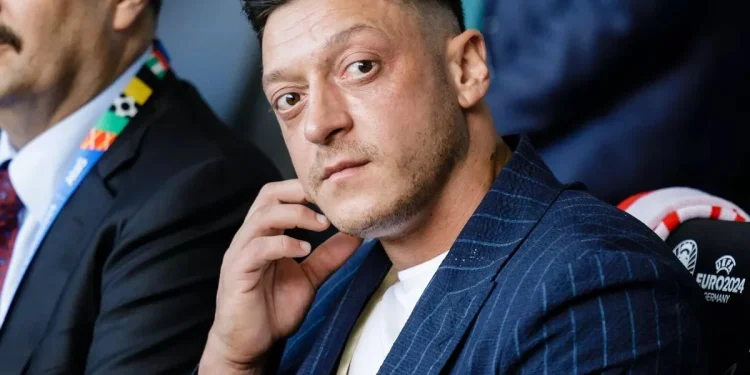 Mesut Özil, Milli Takım Eleştirilerine Yanıt Verdi