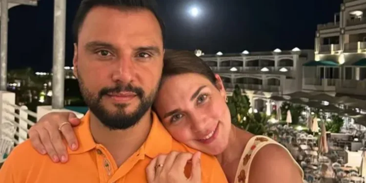 Buse Varol'un annesinin güzelliği sosyal medyada konuşuluyor