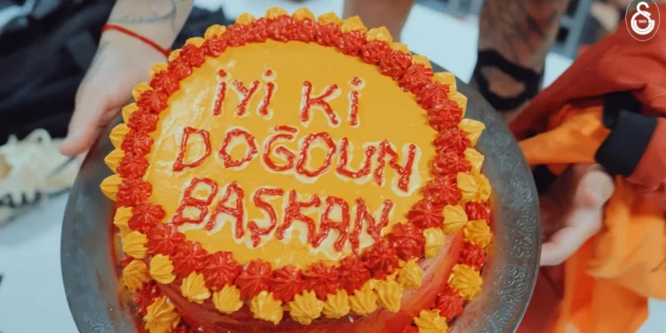 Galatasaraylı futbolculardan Ali Koç'a doğum günü pastası