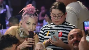 Hande Yener, "Abla" Diyen Hayranına Tepki Gösterdi