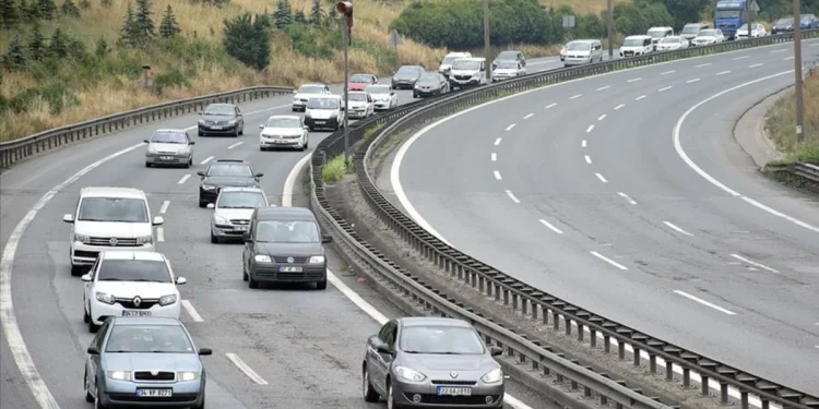Bayramda Otoyollarda 8,4 Milyon Araç Seyahat Etti