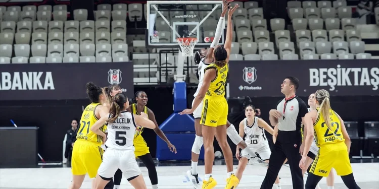 Fenerbahçe, Beşiktaş'ı yenip finale yükseldi