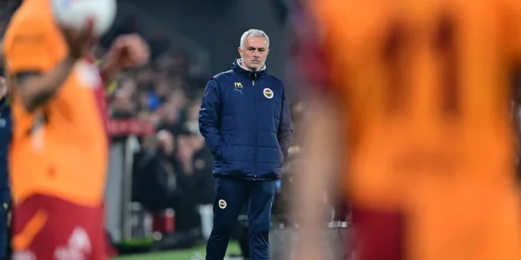 Fenerbahçe'de Mourinho 9 ayda 8 kartla dikkat çekti