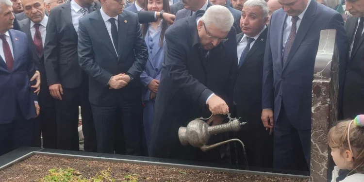 Alparslan Türkeş, kabri başında saygıyla anıldı