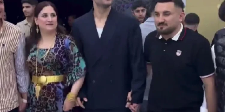 Abdülkerim Bardakcı, düğünde coşkuyla halay çekti