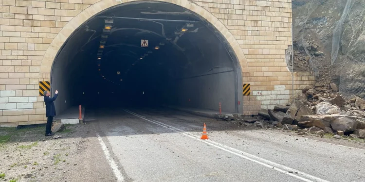 Gümüşhane'de tünel çıkışında heyelan yolları kapattı