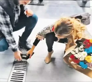 Nadide Sultan'ın ayakkabısı mazgala takıldı