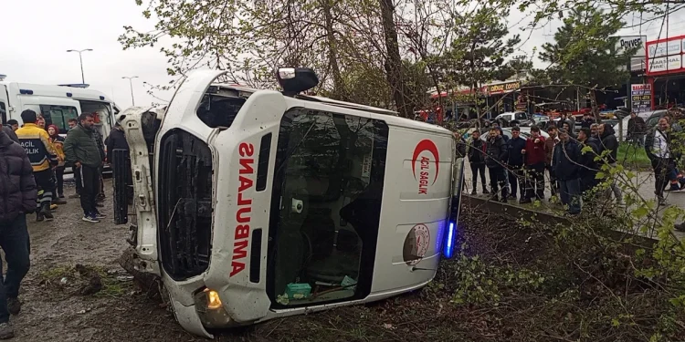 Zonguldak’ta ambulansla otomobil çarpıştı: 6 yaralı