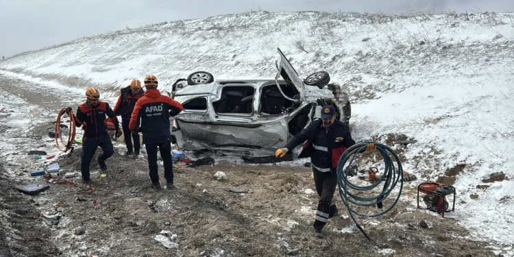 Sivas'ta aşırı hız nedeniyle takla atan araçta 3 yaralı