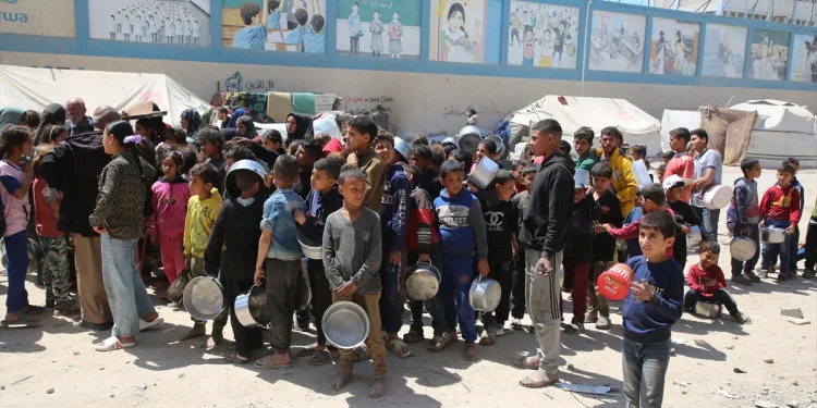 Gazze'de Filistinlilere Yardım Olarak Yemek Dağıtıldı