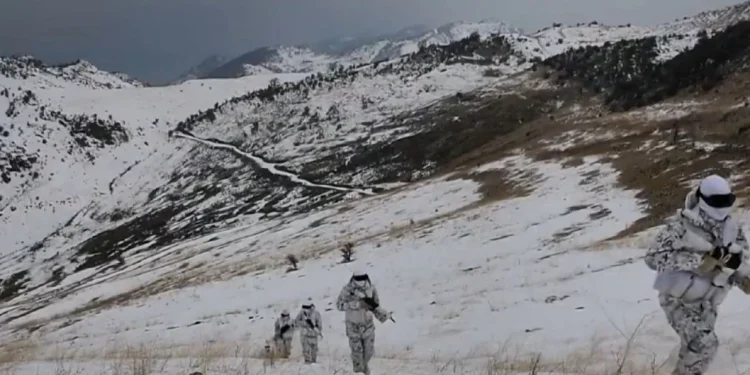 MSB, Mehmetçik’in karla mücadelesini paylaştı