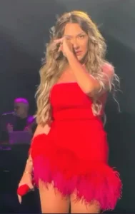 Hadise Sahnede Gözyaşlarını Tutamadı: Aşk Acısı