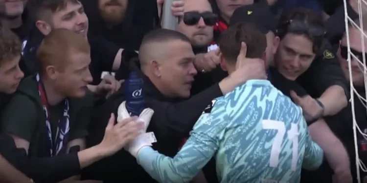 Babası ölen kaleciyi, rakip takım taraftarları teselli etti