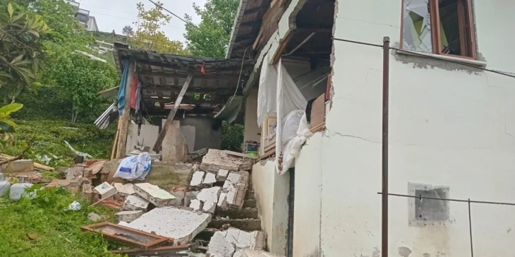 Trabzon'da tüp patladı: Ev çöktü, 1 yaralı var