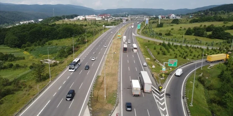 "Sağ şerit boşken orta şeridi kullananlara ceza iddiası"