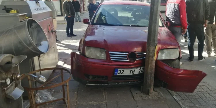 Isparta'da ara sokaktan çıkan ticari araç kazaya yol açtı