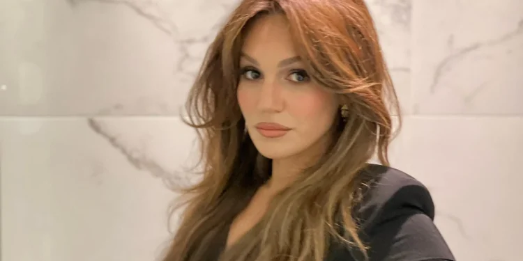 Sahra Şaş, tören şıklığıyla beğeni topladı