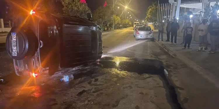 Antalya’da Devrilen Aracı Merakla İzlediler