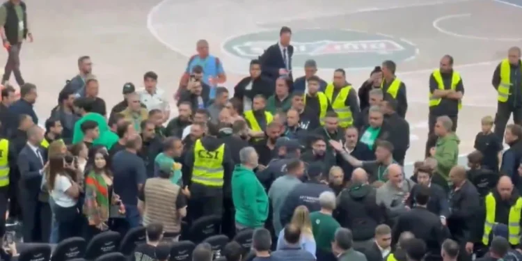 Panathinaikos Taraftarından Efes'e Çirkin Saldırı