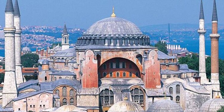 Ayasofya'da Deprem Anı Kamerada: Ziyaretçiler Panikte