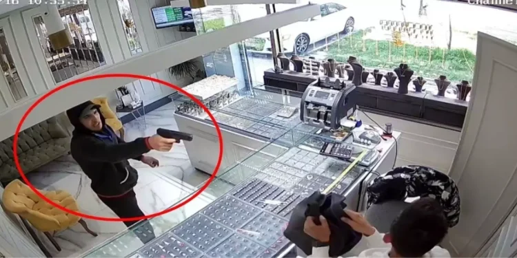 Bursa’da kuyumcuya silahlı soygun paniği yaşandı